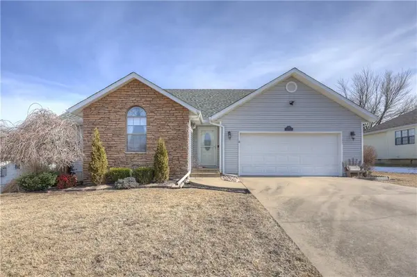 207 Suzanne LN, Webb City, MO 64870