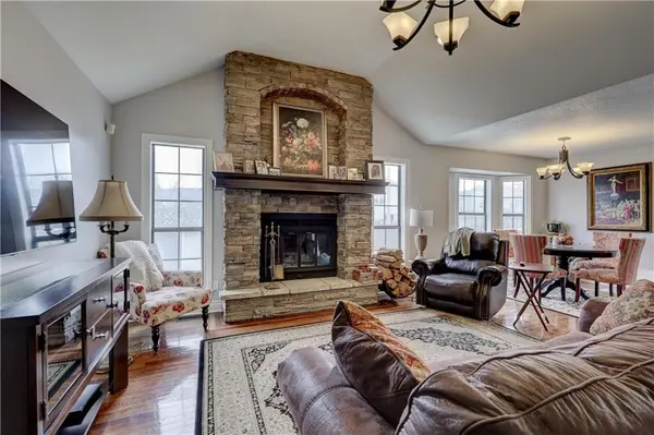 207 Suzanne LN, Webb City, MO 64870