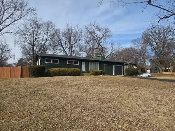 8014 Falmouth ST, Prairie Village, KS 66208