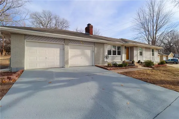 8635 Larsen ST, Overland Park, KS 66214