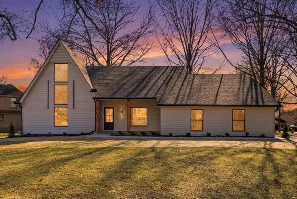 10070 Hemlock DR, Overland Park, KS 66212