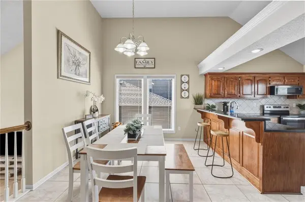 416 SW Stacey DR, Lee's Summit, MO 64082