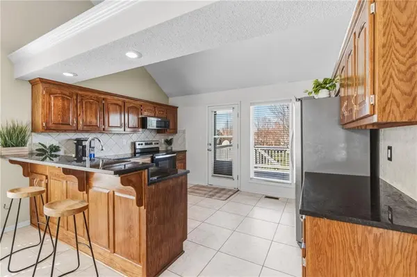 416 SW Stacey DR, Lee's Summit, MO 64082