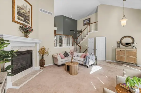 416 SW Stacey DR, Lee's Summit, MO 64082