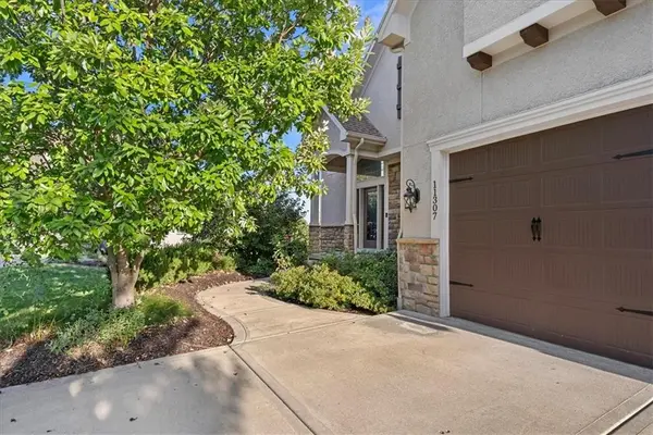 11307 W 158th TER, Overland Park, KS 66221