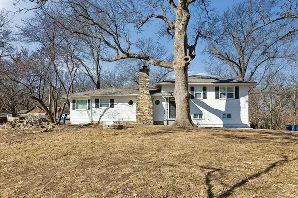 5304 NW Wagon TRL, Houston Lake, MO 64151
