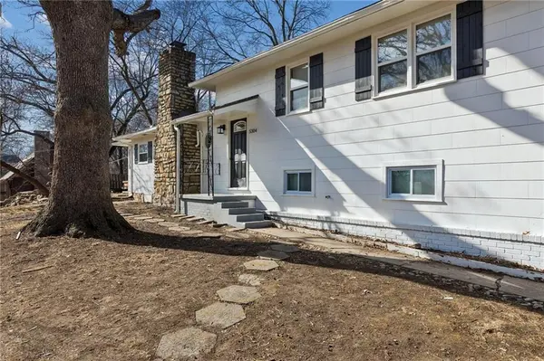 5304 NW Wagon TRL, Houston Lake, MO 64151
