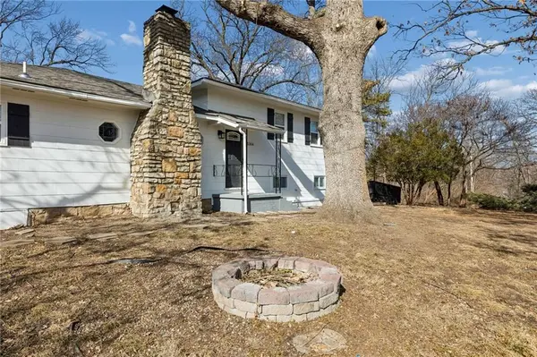 5304 NW Wagon TRL, Houston Lake, MO 64151