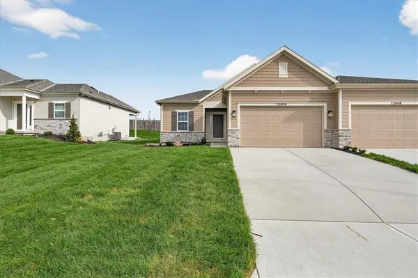 25050 W 94th TER, Lenexa, KS 66227