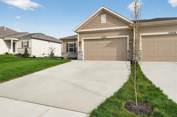25050 W 94th TER, Lenexa, KS 66227