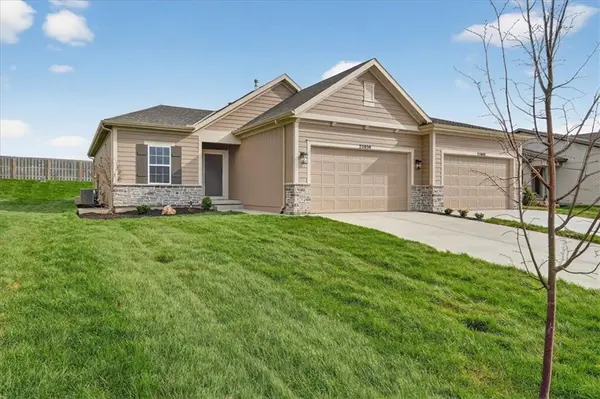 25050 W 94th TER, Lenexa, KS 66227