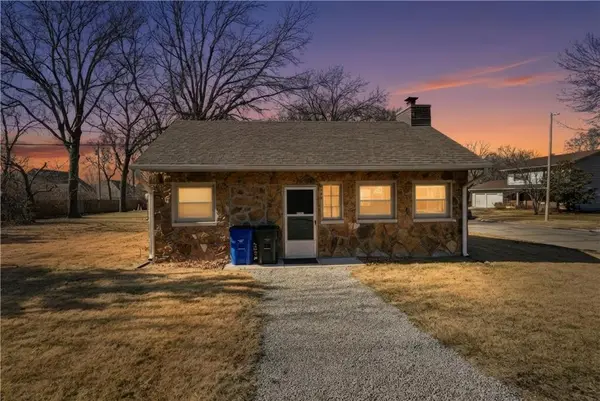 2127 Orchard LN, Lawrence, KS 66049