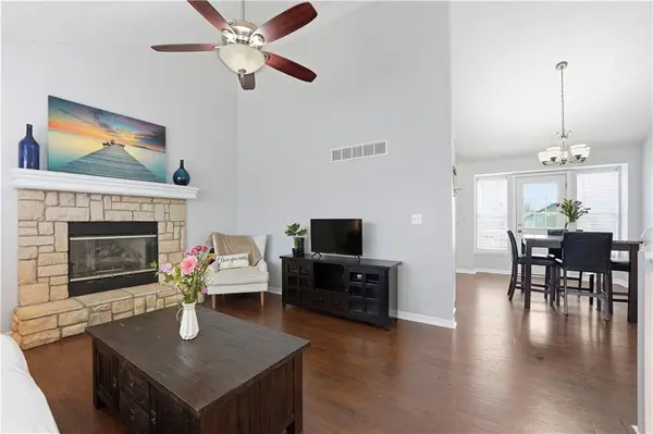 953 E Cottage Creek DR, Gardner, KS 66030