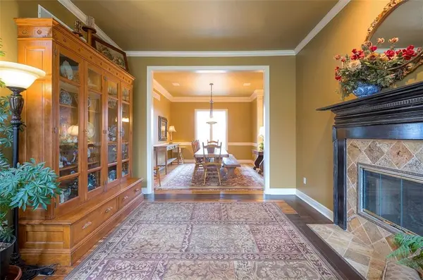 4512 Ironhorse DR, Leawood, KS 66224
