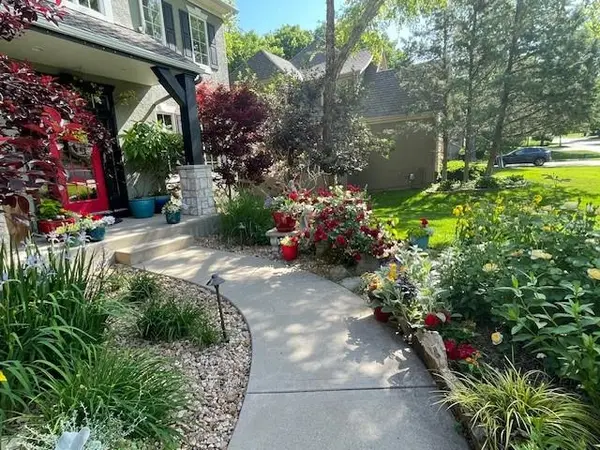 4512 Ironhorse DR, Leawood, KS 66224