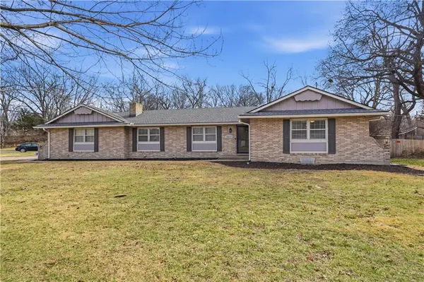3601 Shady Bend DR, Independence, MO 64052