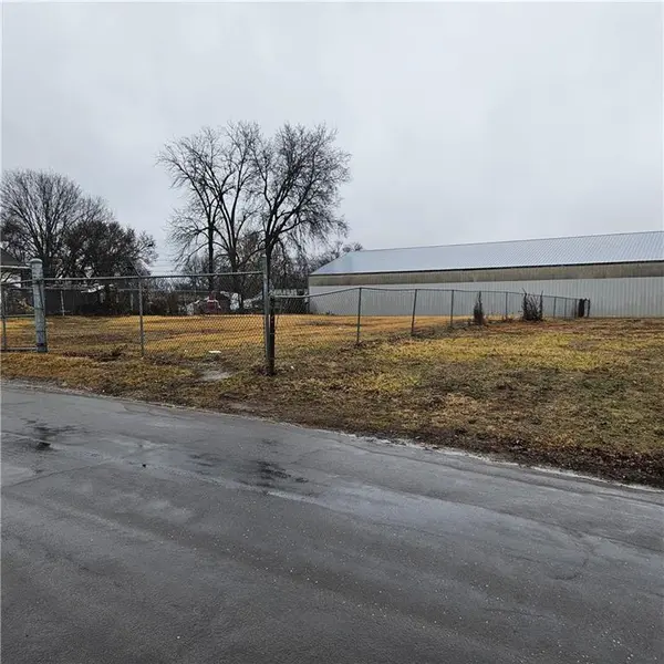 N 24th ST, Lexington, MO 64067