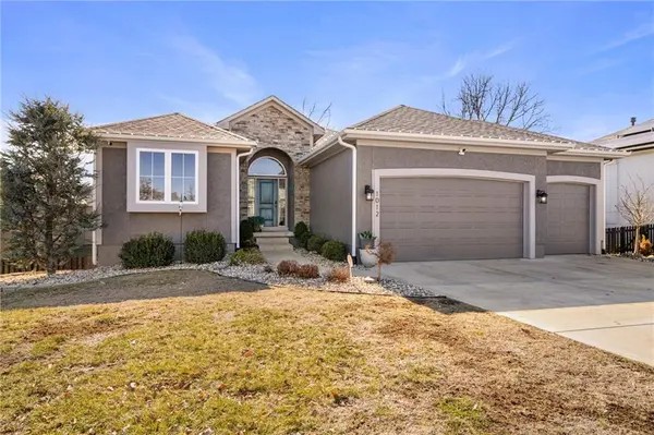 1012 SE Amber CT, Blue Springs, MO 64014