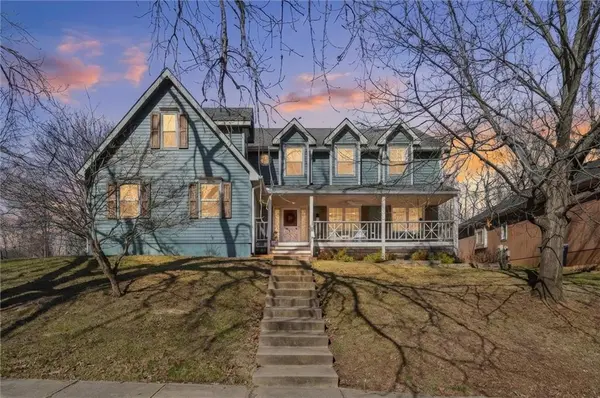 6323 N Robinhood LN, Kansas City, MO 64151