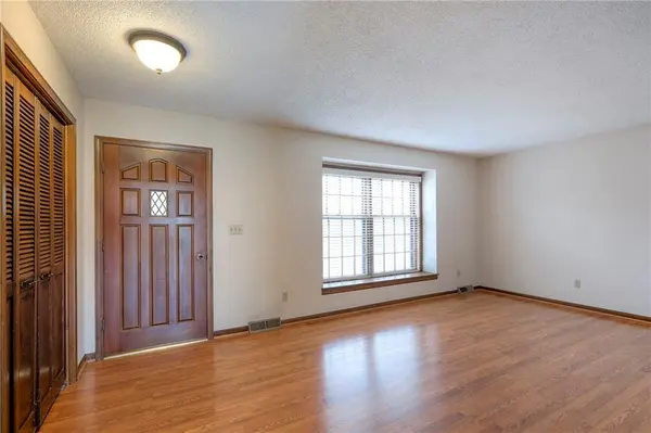 1202 W Elm ST, Greenwood, MO 64034