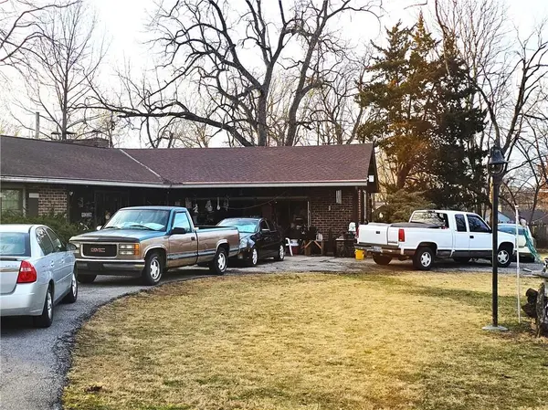 6319 Robin Hood DR, Merriam, KS 66203
