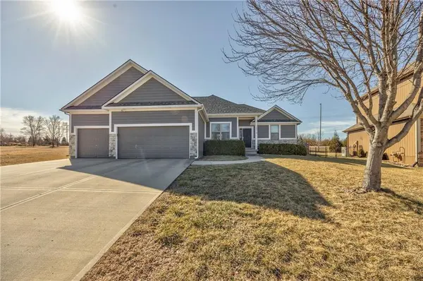 10219 Theden CIR, Lenexa, KS 66220