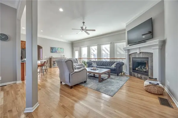 10219 Theden CIR, Lenexa, KS 66220