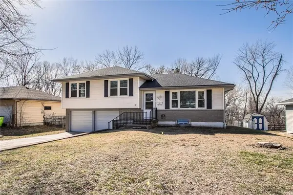 1911 E 28th AVE, North Kansas City, MO 64116