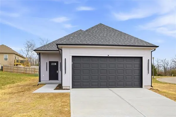 4911 Hocker DR, Kansas City, MO 64136