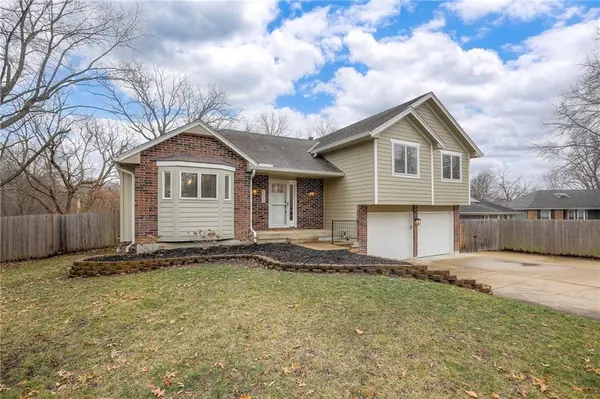 205 12th AVE #N, Greenwood, MO 64034