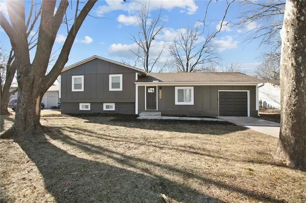 9005 W 99th TER, Overland Park, KS 66212