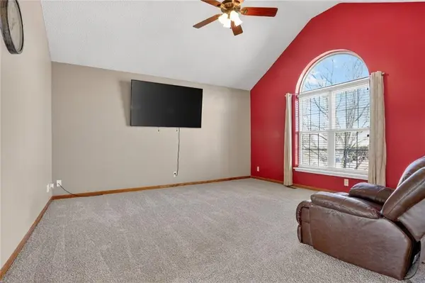 901 NE 194th TER, Smithville, MO 64089