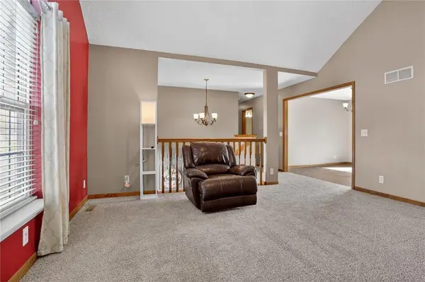 901 NE 194th TER, Smithville, MO 64089