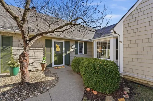 338 Woodlawn CIR, Lawrence, KS 66049