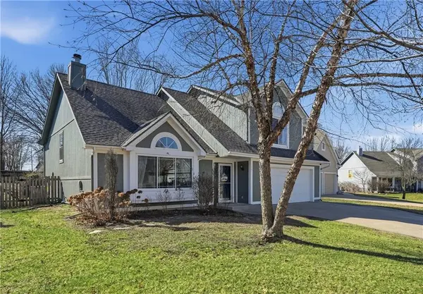 1001 N 2nd ST #E, Louisburg, KS 66053
