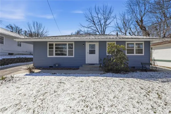 914 Locust ST, Pleasant Hill, MO 64080