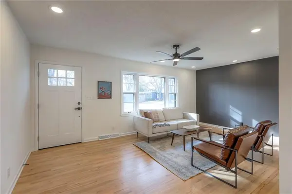 7627 Pawnee ST, Prairie Village, KS 66208