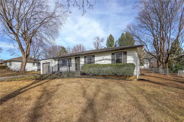 7627 Pawnee ST, Prairie Village, KS 66208