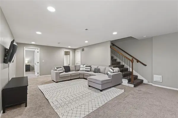 18302 W 194th TER, Spring Hill, KS 66083
