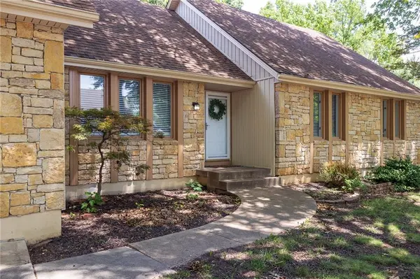 1912 NW Manor DR, Blue Springs, MO 64014