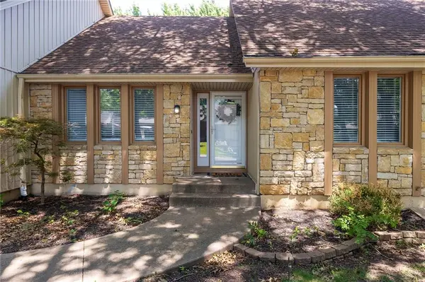 1912 NW Manor DR, Blue Springs, MO 64014