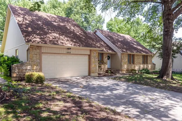 1912 NW Manor DR, Blue Springs, MO 64014