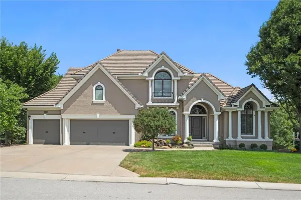 8190 Shoreline DR, Parkville, MO 64152