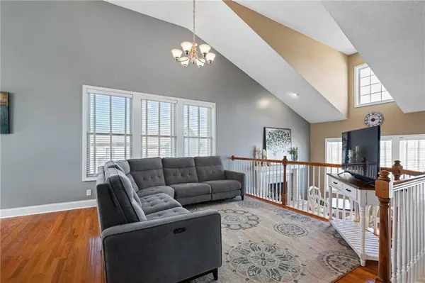 12670 S Hedge CT, Olathe, KS 66061