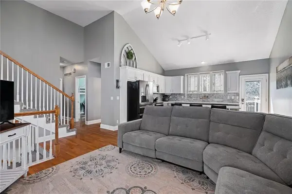 12670 S Hedge CT, Olathe, KS 66061