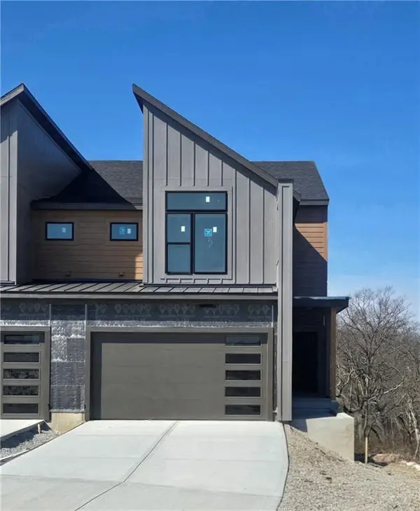 9313 Aminda ST, Lenexa, KS 66227