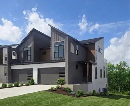 9313 Aminda ST, Lenexa, KS 66227
