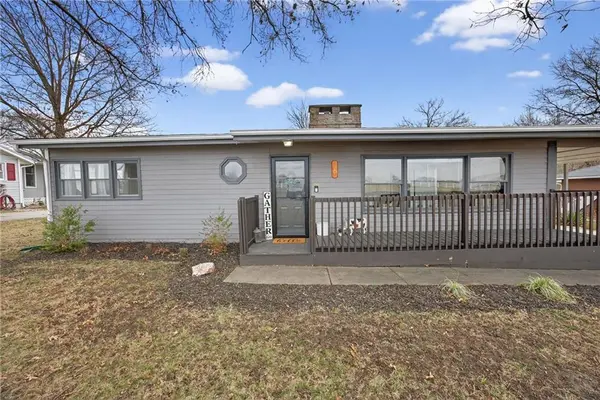 6 Sunset LN, Paola, KS 66071