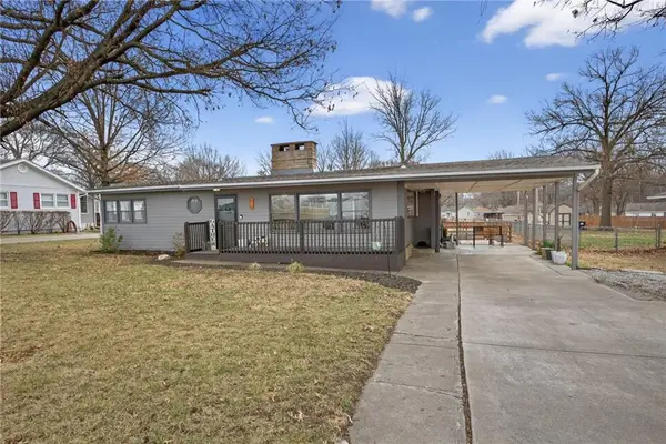 6 Sunset LN, Paola, KS 66071