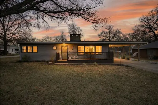 6 Sunset LN, Paola, KS 66071
